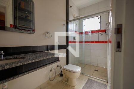 Casa de condomínio para alugar com 364m², 4 quartos e 4 vagas Casa de condomínio para alugar com 364m², 4 quartos e 4 vagasBanheiro da Suíte 2