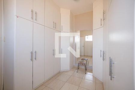 Casa de condomínio para alugar com 364m², 4 quartos e 4 vagas Casa de condomínio para alugar com 364m², 4 quartos e 4 vagasCloset da suíte 1
