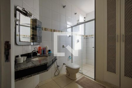 Casa de condomínio para alugar com 364m², 4 quartos e 4 vagas Casa de condomínio para alugar com 364m², 4 quartos e 4 vagasBanheiro Corredor