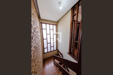 Escada de casa para alugar com 5 quartos, 300m² em Nova Gameleira, Belo Horizonte