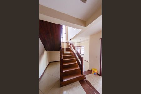 Escada de casa para alugar com 5 quartos, 300m² em Nova Gameleira, Belo Horizonte