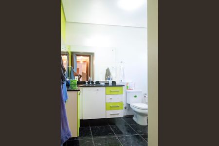 Casa de condomínio à venda com 284m², 5 quartos e 4 vagasBanheiro da Suíte