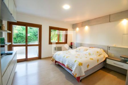 Casa de condomínio à venda com 284m², 5 quartos e 4 vagasSuíte