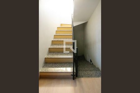 Casa de condomínio à venda com 284m², 5 quartos e 4 vagasEscada