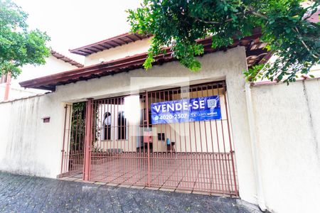 Casa à venda com 153m², 3 quartos e 2 vagasFachada