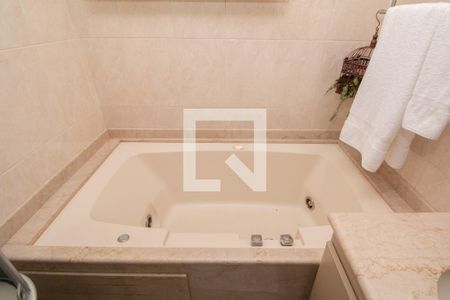 Apartamento à venda com 200m², 4 quartos e 5 vagas Apartamento à venda com 200m², 4 quartos e 5 vagasBanheiro Suíte 1