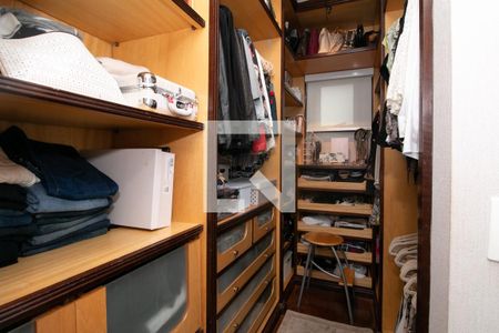 Apartamento à venda com 200m², 4 quartos e 5 vagas Apartamento à venda com 200m², 4 quartos e 5 vagasCloset