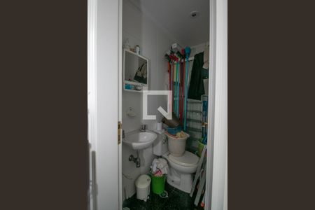 Apartamento à venda com 200m², 4 quartos e 5 vagas Apartamento à venda com 200m², 4 quartos e 5 vagasBanheiro de Serviço