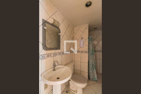 Banheiro  de apartamento para alugar com 1 quarto, 45m² em Humaitá, Porto Alegre