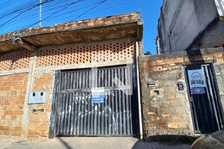 Casa à venda com 380m², 3 quartos e 2 vagas Casa à venda com 380m², 3 quartos e 2 vagasFachada