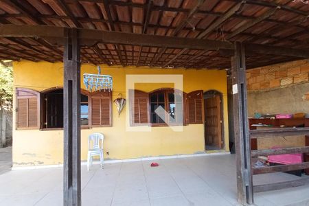 Casa à venda com 380m², 3 quartos e 2 vagas Casa à venda com 380m², 3 quartos e 2 vagasFachada