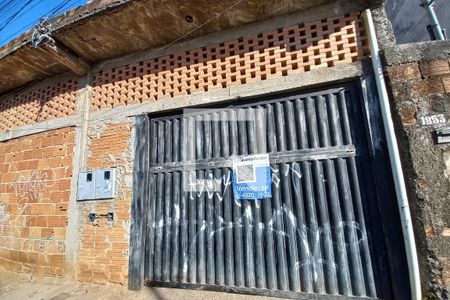 Casa à venda com 380m², 3 quartos e 2 vagas Casa à venda com 380m², 3 quartos e 2 vagasFachada