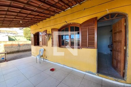 Casa à venda com 380m², 3 quartos e 2 vagas Casa à venda com 380m², 3 quartos e 2 vagasFachada