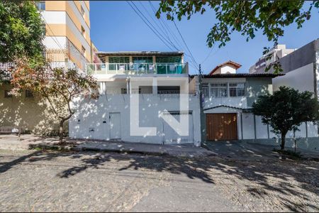 Casa à venda com 360m², 4 quartos e 2 vagasFachada