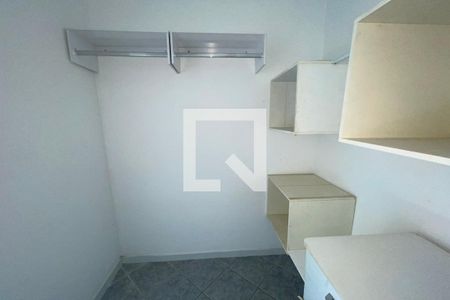 Casa de condomínio à venda com 290m², 4 quartos e 2 vagasCloset da suíte