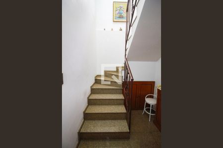 Casa à venda com 400m², 4 quartos e 8 vagasescada acesso quartos