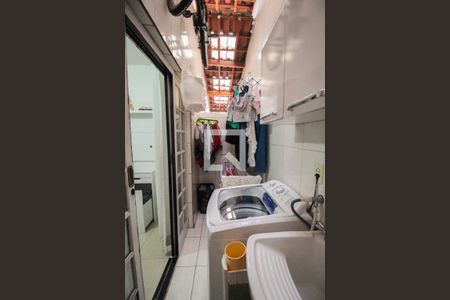 Casa de condomínio à venda com 80m², 2 quartos e 1 vagaÁrea de Serviço