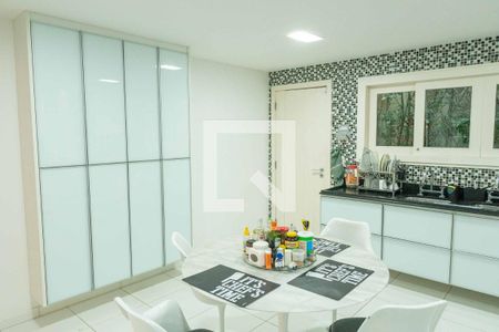 Casa à venda com 500m², 4 quartos e 2 vagas Casa à venda com 500m², 4 quartos e 2 vagasCozinha