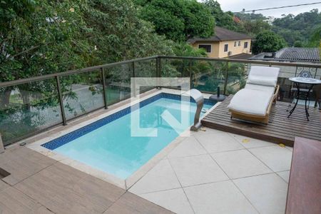 Casa à venda com 500m², 4 quartos e 2 vagas Casa à venda com 500m², 4 quartos e 2 vagasPiscina