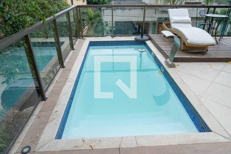 Casa à venda com 500m², 4 quartos e 2 vagas Casa à venda com 500m², 4 quartos e 2 vagasPiscina