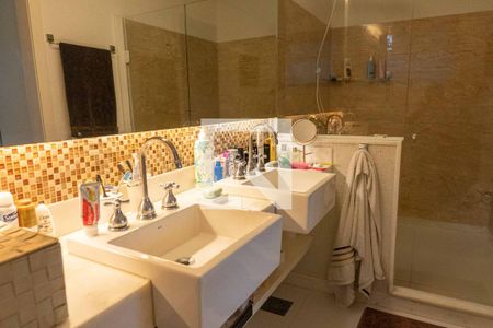 Casa à venda com 500m², 4 quartos e 2 vagas Casa à venda com 500m², 4 quartos e 2 vagasBanheiro da Suíte 1