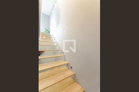 Apartamento para alugar com 120m², 3 quartos e 2 vagas Apartamento para alugar com 120m², 3 quartos e 2 vagasEscada