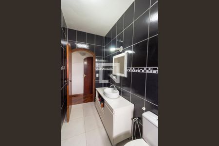 Casa à venda com 225m², 3 quartos e 3 vagasBanheiro Suíte 2