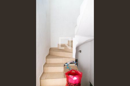 Casa à venda com 196m², 3 quartos e 4 vagas Casa à venda com 196m², 3 quartos e 4 vagasEscada