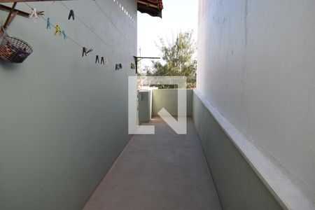 Casa à venda com 138m², 3 quartos e 2 vagasCorredor externo