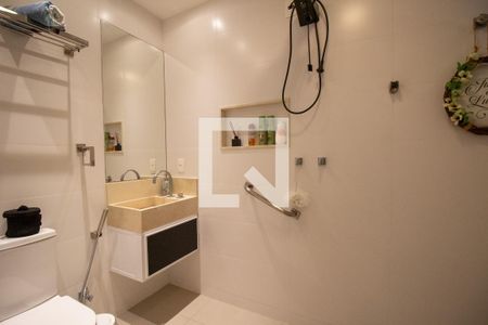 Casa de condomínio à venda com 220m², 5 quartos e 3 vagasBanheiro de Serviço