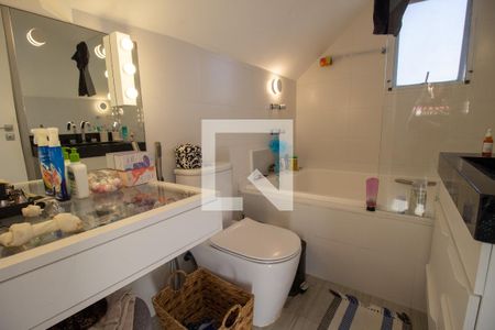 Casa de condomínio à venda com 220m², 5 quartos e 3 vagasBanheiro da Suíte 3