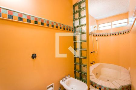 Casa à venda com 330m², 3 quartos e 6 vagasBanheiro do quarto 1