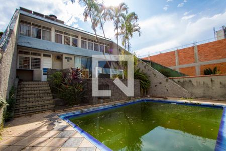 Casa à venda com 330m², 3 quartos e 6 vagasÁrea externa - Piscina