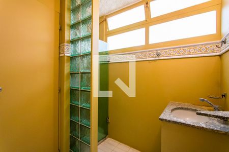 Casa à venda com 330m², 3 quartos e 6 vagasBanheiro social