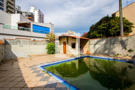 Casa à venda com 330m², 3 quartos e 6 vagasÁrea externa - Piscina