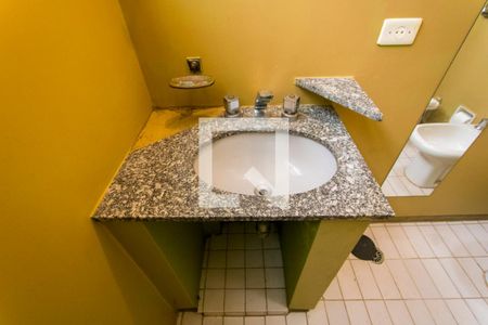 Casa à venda com 330m², 3 quartos e 6 vagasBanheiro social