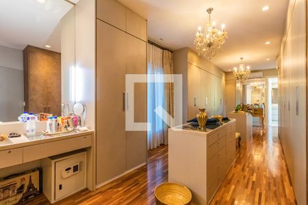 Casa de condomínio à venda com 740m², 5 quartos e 3 vagas Casa de condomínio à venda com 740m², 5 quartos e 3 vagasCloset da Suíte 3