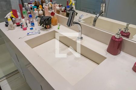 Casa de condomínio à venda com 740m², 5 quartos e 3 vagas Casa de condomínio à venda com 740m², 5 quartos e 3 vagasDetalhe do Banheiro da Suíte 4