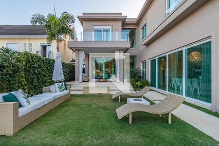 Casa de condomínio à venda com 740m², 5 quartos e 3 vagas Casa de condomínio à venda com 740m², 5 quartos e 3 vagasQuintal