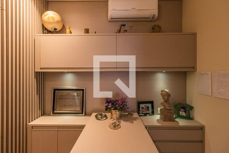 Casa de condomínio à venda com 740m², 5 quartos e 3 vagas Casa de condomínio à venda com 740m², 5 quartos e 3 vagasEscritório