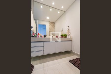 Casa de condomínio à venda com 740m², 5 quartos e 3 vagas Casa de condomínio à venda com 740m², 5 quartos e 3 vagasBanheiro da Suíte 4