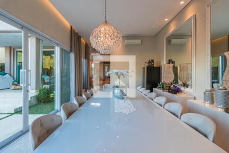 Casa de condomínio à venda com 740m², 5 quartos e 3 vagas Casa de condomínio à venda com 740m², 5 quartos e 3 vagasSala de Jantar