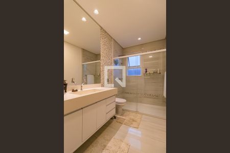 Casa de condomínio à venda com 740m², 5 quartos e 3 vagas Casa de condomínio à venda com 740m², 5 quartos e 3 vagasBanheiro da Suíte 1