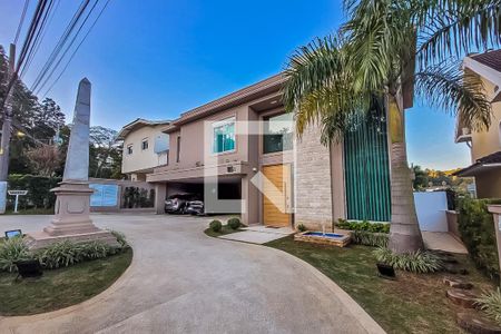 Casa de condomínio à venda com 740m², 5 quartos e 3 vagas Casa de condomínio à venda com 740m², 5 quartos e 3 vagasFachada