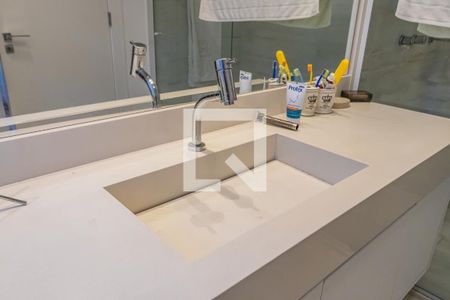 Casa de condomínio à venda com 740m², 5 quartos e 3 vagas Casa de condomínio à venda com 740m², 5 quartos e 3 vagasDetalhe do Banheiro da Suíte 2