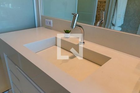 Casa de condomínio à venda com 740m², 5 quartos e 3 vagas Casa de condomínio à venda com 740m², 5 quartos e 3 vagasDetalhe do Banheiro 2 da Suíte 3