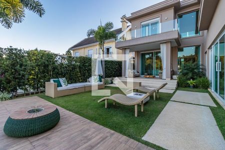 Casa de condomínio à venda com 740m², 5 quartos e 3 vagas Casa de condomínio à venda com 740m², 5 quartos e 3 vagasQuintal