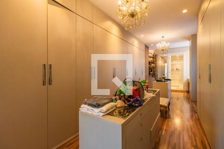 Casa de condomínio à venda com 740m², 5 quartos e 3 vagas Casa de condomínio à venda com 740m², 5 quartos e 3 vagasCloset da Suíte 3