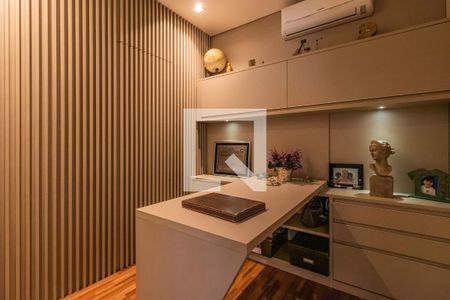 Casa de condomínio à venda com 740m², 5 quartos e 3 vagas Casa de condomínio à venda com 740m², 5 quartos e 3 vagasEscritório