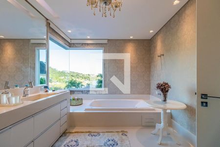 Casa de condomínio à venda com 740m², 5 quartos e 3 vagas Casa de condomínio à venda com 740m², 5 quartos e 3 vagasBanheiro 2 da Suíte 3